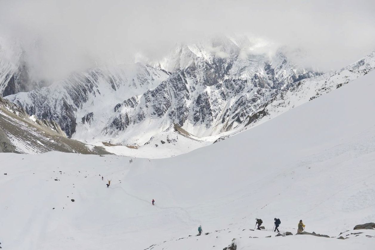Crique isolée avec falaises blanches en Corse
