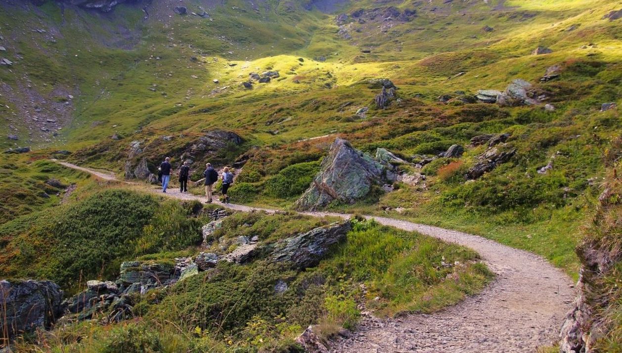 Groupe de voyageurs sur un chemin de crête